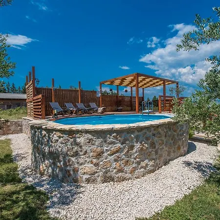 Leonarda Villa *